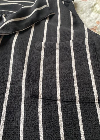 Düğmeli Siyah Beyaz Çizgili Kolsuz Gömlek - Görsel 2
