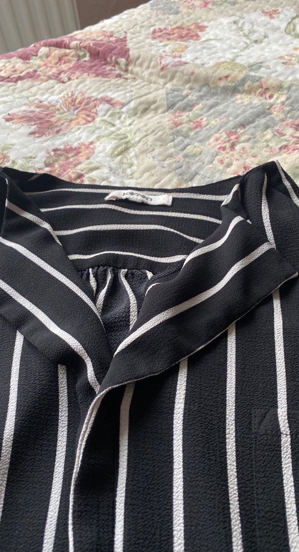 Düğmeli Siyah Beyaz Çizgili Kolsuz Gömlek - Görsel 3