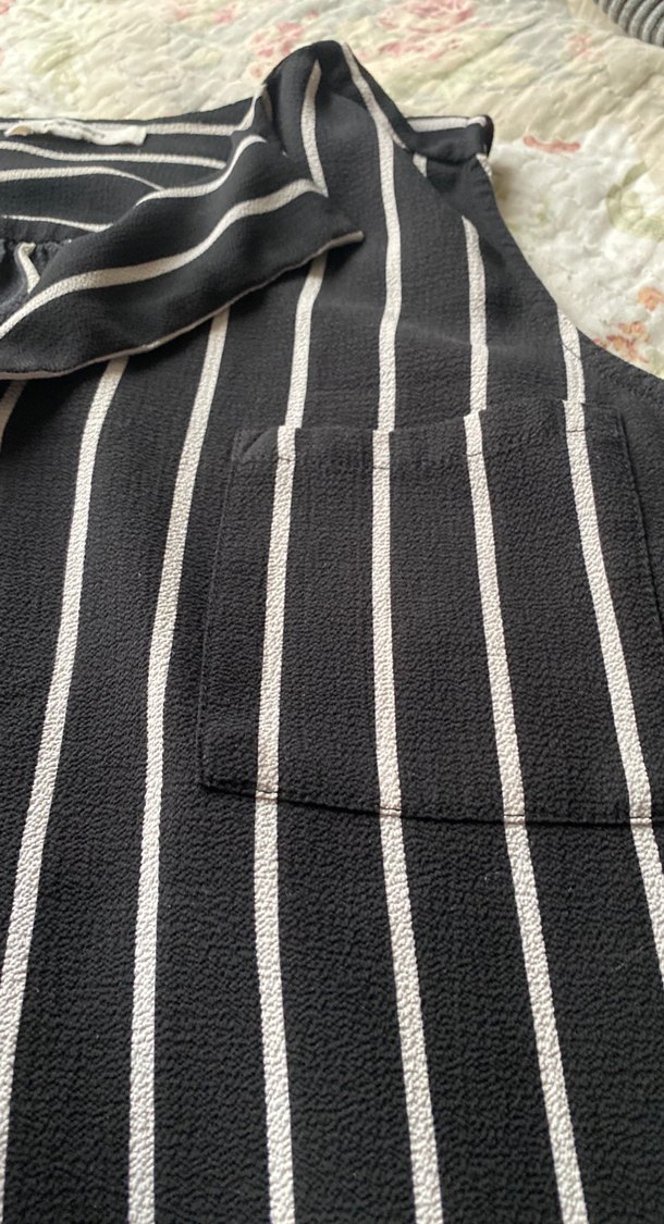Düğmeli Siyah Beyaz Çizgili Kolsuz Gömlek - Görsel 2
