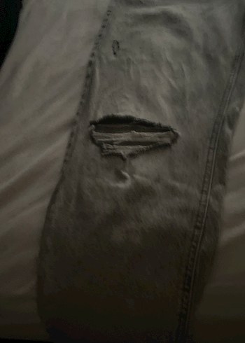 Diğer Gri Yırtık Detaylı Kadın Bol Kesim Jean 1 kez giyildi.