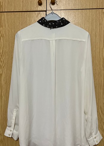 Siyah Taşlı Yaka Detaylı Beyaz Kadın Gömlek - Görsel 3