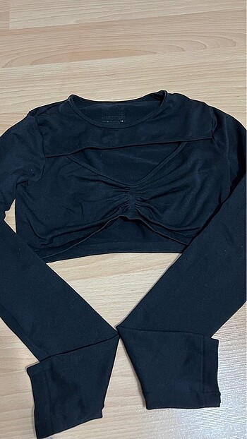 Bershka bershka önü açık buzgülü crop