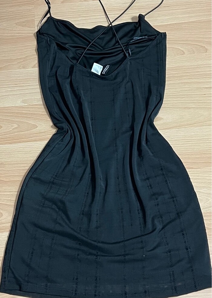 sırtı acım siyah çapraz askılı mini elbise - Görsel 2