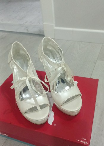 Beyaz Dantel Detaylı Yüksek Topuklu Kadın Ayakkabı - Görsel 3