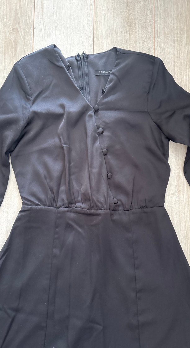 Düğmeli V Yakalı Siyah Midi Elbise - Görsel 2