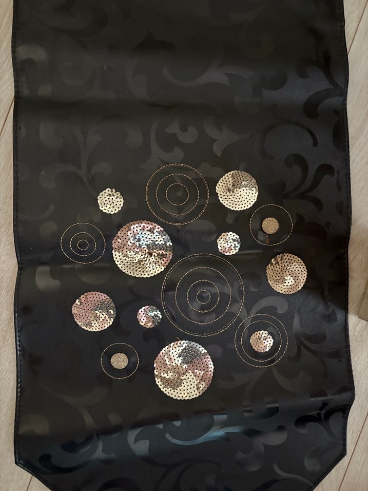 Siyah Nakışlı Modern Masa Örtüsü - Görsel 3