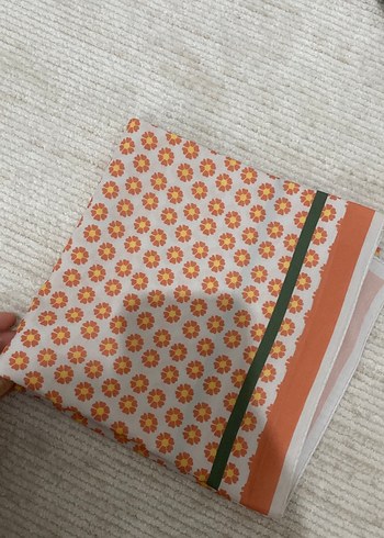 Turuncu Baskılı Eşarp - Görsel 3