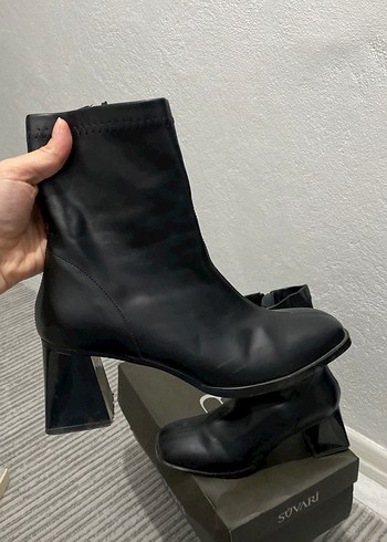 Siyah Deri Topuklu Kadın Bot