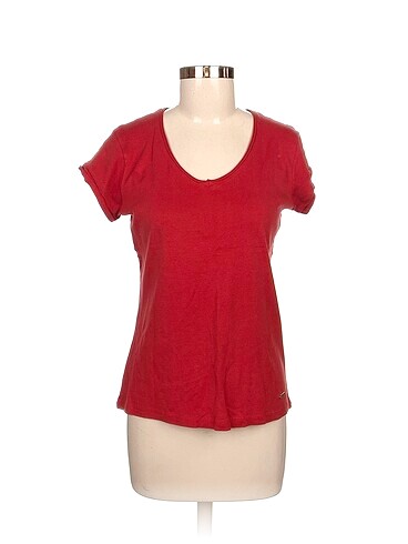 Defacto T-shirt %70 İndirimli.