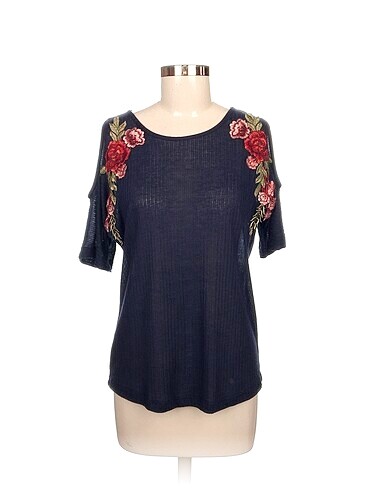 Batik T-shirt %70 İndirimli.