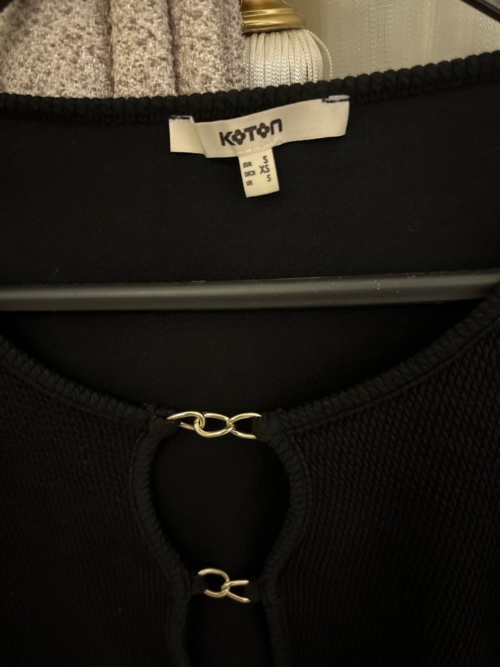 Zincir Detaylı Siyah Uzun Kollu Crop Bluz - Görsel 2