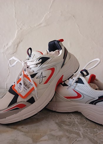Renkli Desenli Beyaz Bağcıklı Stiletto Topuklu Spor Ayakkabı