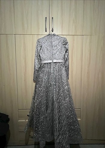 Gri Yılan Desenli Uzun Abiye Elbise - Görsel 4