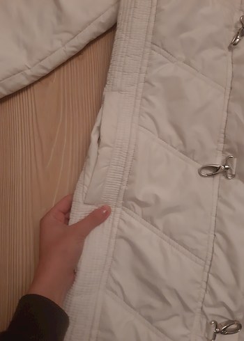 Beyaz Uzun Şişme Mont  Sıcacık, Temiz ve Şık! - Görsel 5