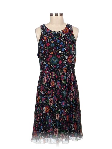Guess Kısa Elbise %70 İndirimli.