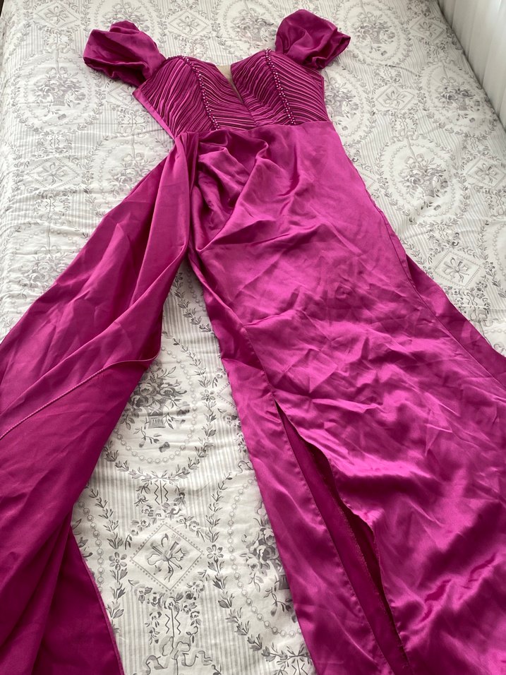 Uzun yırtmaçlı ve kuyruklu pembe abiye - Görsel 2