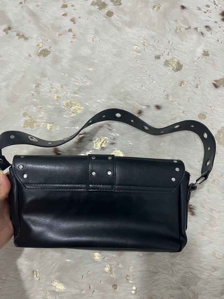 Siyah Deri Tokalı Gotik Kadın Çantası - Görsel 4