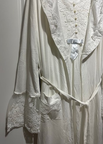Uzun Kollu Beyaz Nakışlı Kadın sabahlık - Görsel 4