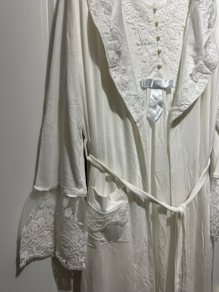 Uzun Kollu Beyaz Nakışlı Kadın sabahlık - Görsel 4