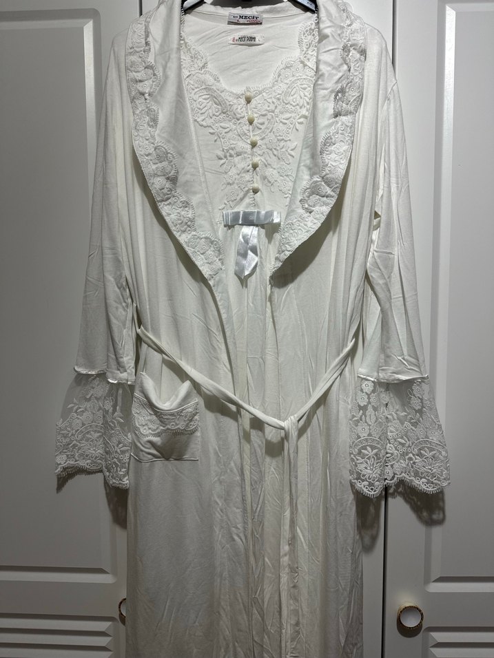 Uzun Kollu Beyaz Nakışlı Kadın sabahlık - Görsel 3