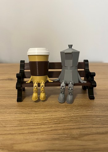 Bankta oturan kahve bardağı ve moka pot kahve köşesi