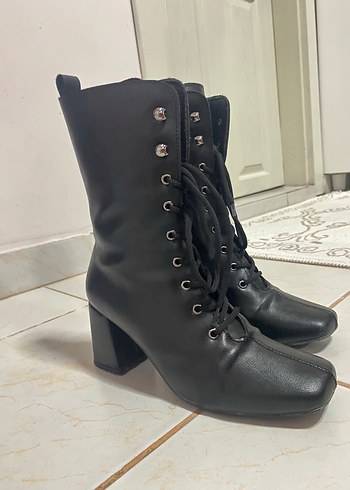 Derimod Siyah Deri Bağcıklı Gotik Topuklu Bot