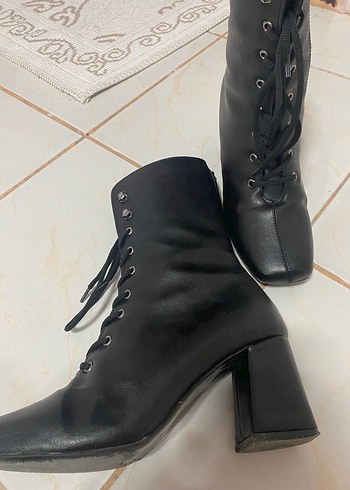 Siyah Deri Bağcıklı Gotik Topuklu Bot - Görsel 4