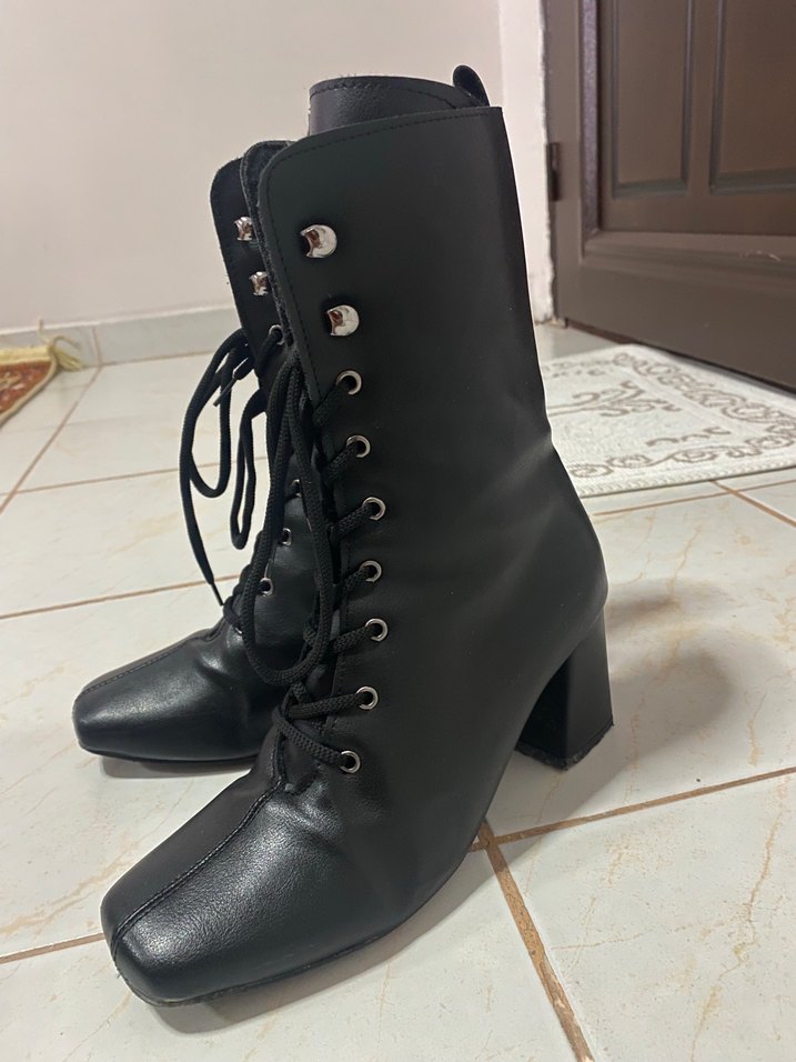 Siyah Deri Bağcıklı Gotik Topuklu Bot - Görsel 3