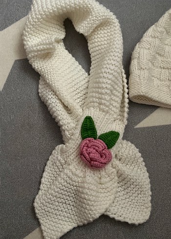 Beyaz Nakışlı Örgü Çocuk Bere ve Atkı Seti - Görsel 2