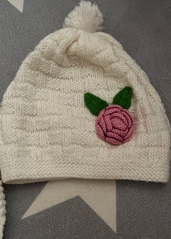 Beyaz Nakışlı Örgü Çocuk Bere ve Atkı Seti - Görsel 3