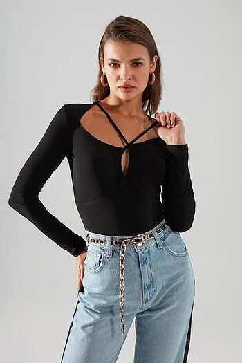 Trendyolmilla Siyah Cut Out Yaka Detaylı Body