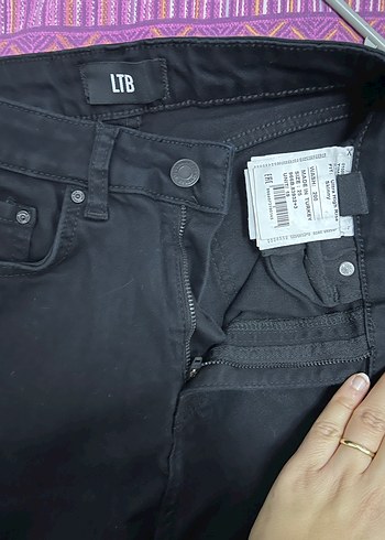 Siyah, kemerli, dar kesim  kadın kot pantolon - Görsel 2