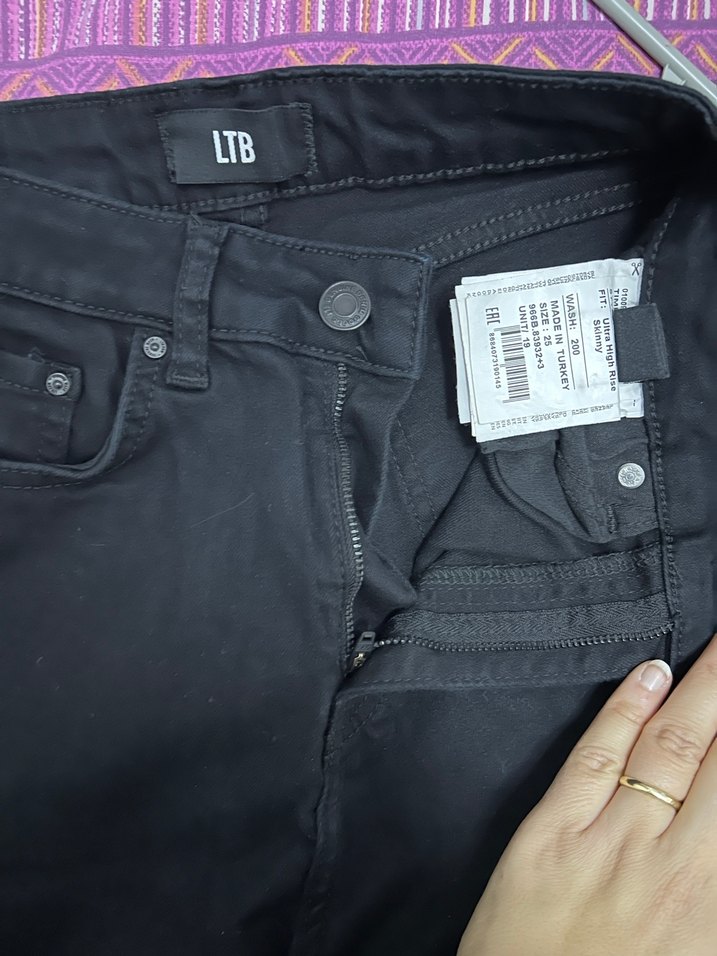 Siyah, kemerli, dar kesim  kadın kot pantolon - Görsel 2