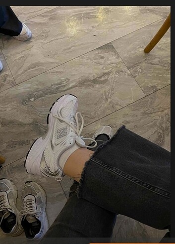 New Balance 1 hafta kullandım çok iyi durumda