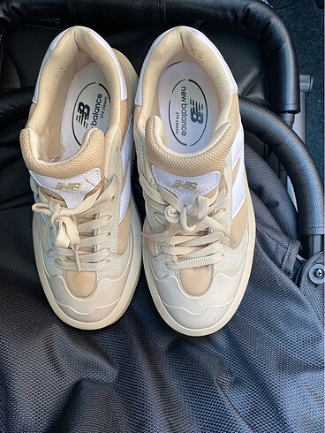 37 Beden beyaz Renk New balance ve Converse kadın ayakkabı (2adet)