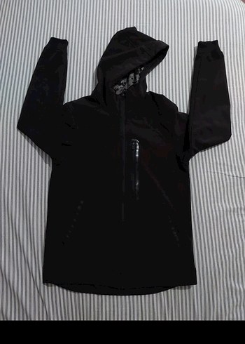 Pull and Bear Siyah Kapusonlu Yagmurluk