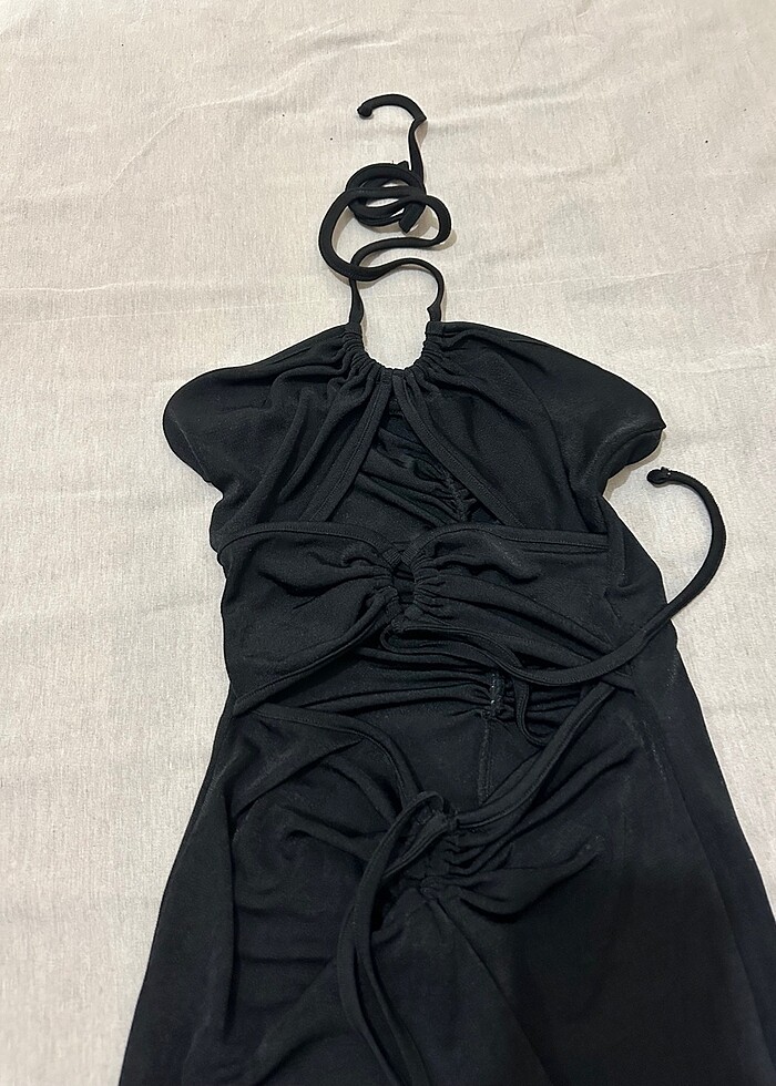 Siyah göbek ve sırt dekolteli elbise - Görsel 3