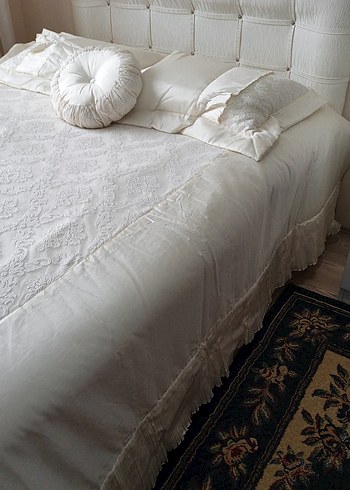 Nakışlı Beyaz Yatak Örtüsü. 
4 parça 1 adet yatak örtüsü,3yastık - Görsel 6