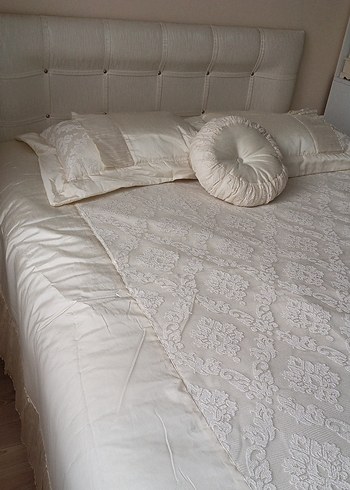Nakışlı Beyaz Yatak Örtüsü. 
4 parça 1 adet yatak örtüsü,3yastık - Görsel 5