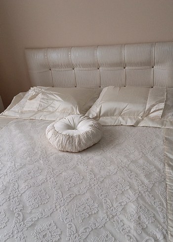 Nakışlı Beyaz Yatak Örtüsü. 
4 parça 1 adet yatak örtüsü,3yastık - Görsel 4