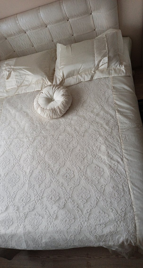 Nakışlı Beyaz Yatak Örtüsü. 
4 parça 1 adet yatak örtüsü,3yastık - Görsel 2