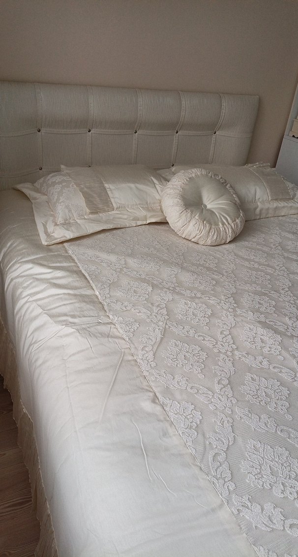Nakışlı Beyaz Yatak Örtüsü. 
4 parça 1 adet yatak örtüsü,3yastık - Görsel 5