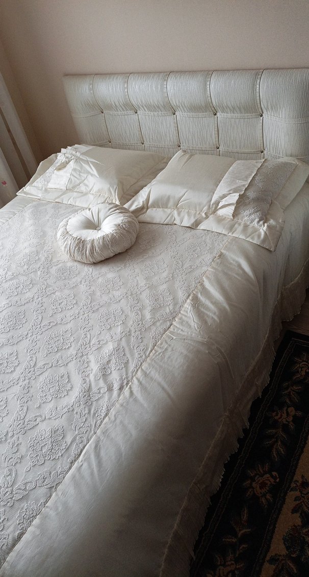 Nakışlı Beyaz Yatak Örtüsü. 
4 parça 1 adet yatak örtüsü,3yastık - Görsel 3