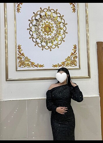 Siyah pul payet yırtmaçlı omzu açık abiye elbise