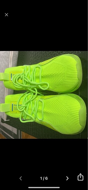 Neon spor ayakkabı