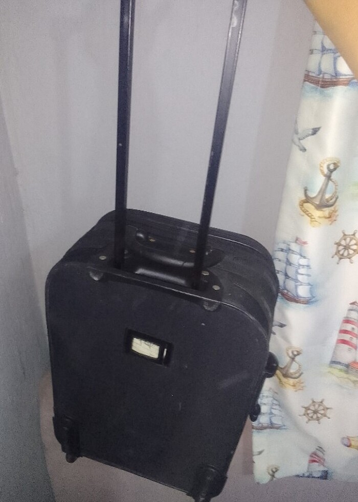 Orta büyüklükte y siyah bavul  - Görsel 2