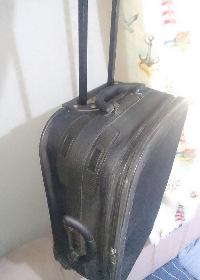 Orta büyüklükte y siyah bavul  - Görsel 3