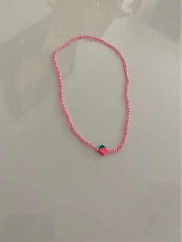 Pembe çilek detaylı kolyemiz