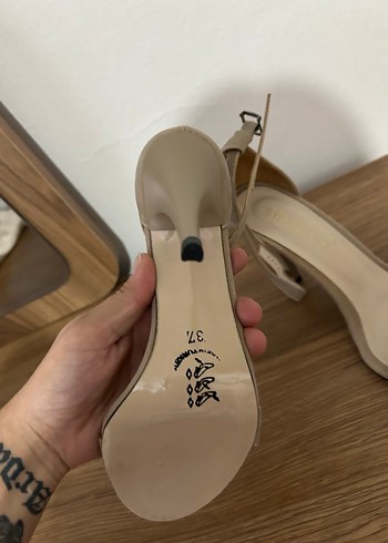 37 Beden Bej Süet Tokalı İnce Topuklu Kadın Ayakkabı