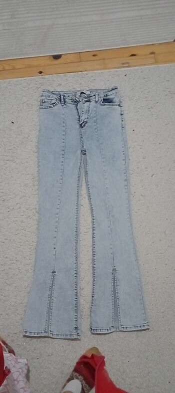Yırtmaçlı kot pantolon